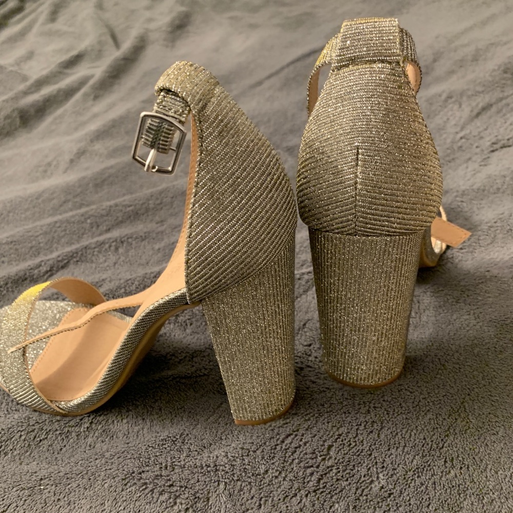 Silver heels - Picture 3 of 5